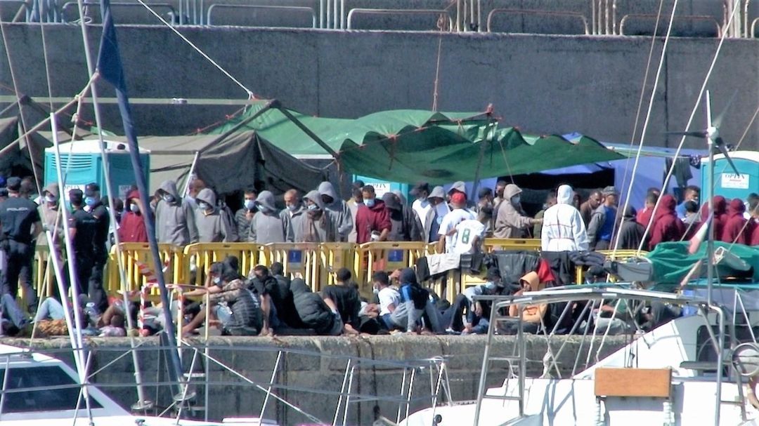 Campamento de emergencia de inmigrantes en el Muelle de Arguineguín este lunes 9 de noviembre Campamento de emergencia de inmigrantes en el Muelle de Arguineguín este lunes 9 de noviembre