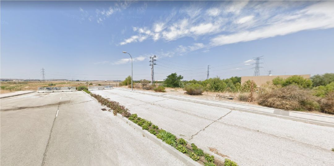 El nuevo puente conectará con la zona industrial que se creará al otro lado de las vías del tren. El nuevo puente conectará con la zona industrial que se creará al otro lado de las vías del tren.