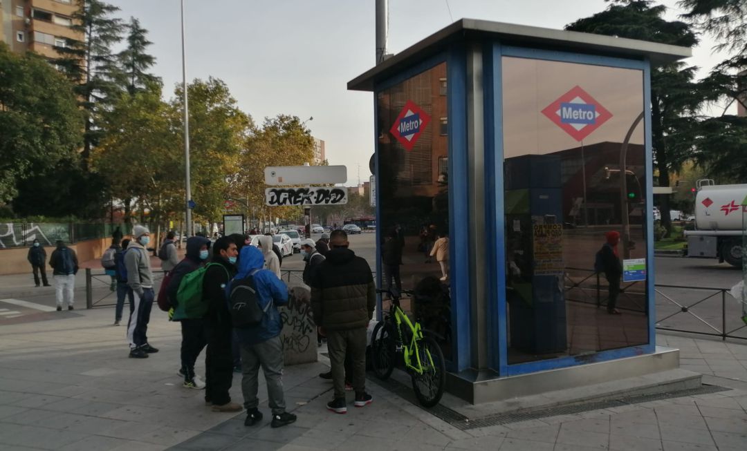 Decenas de personas migrantes, la mayoría en situación administrativa irregular, acuden cada día a primera hora de la mañana al 'mercado negro de trabajo' de la Plaza Elíptica de Madrid Decenas de personas migrantes, la mayoría en situación administrativa irregular, acuden cada día a primera hora de la mañana al 'mercado negro de trabajo' de la Plaza Elíptica de Madrid