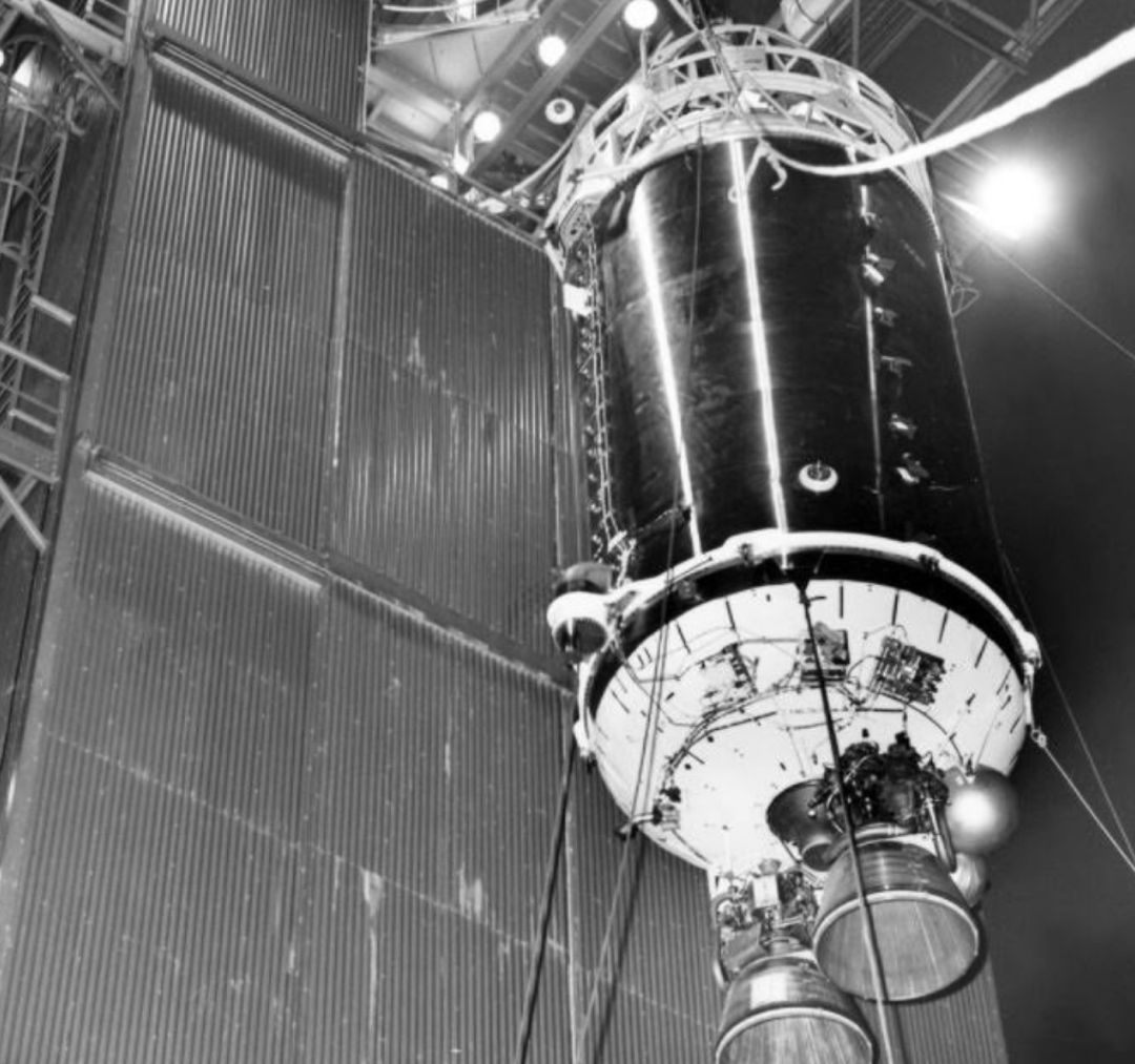 El cohete Centaur fotografiado en 1964, antes de ser acoplado a un propulsor Atlas. El cohete Centaur fotografiado en 1964, antes de ser acoplado a un propulsor Atlas.