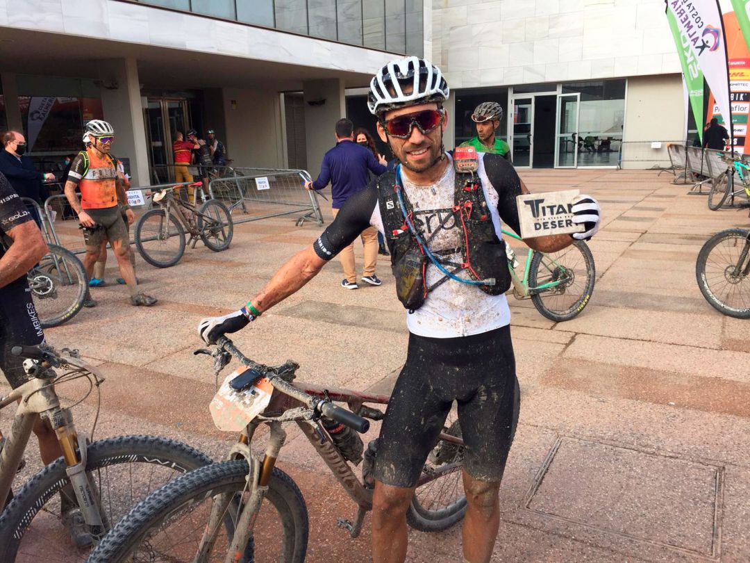 El ciclista alcoyano con el trofeo como finisher de la prueba El ciclista alcoyano con el trofeo como finisher de la prueba