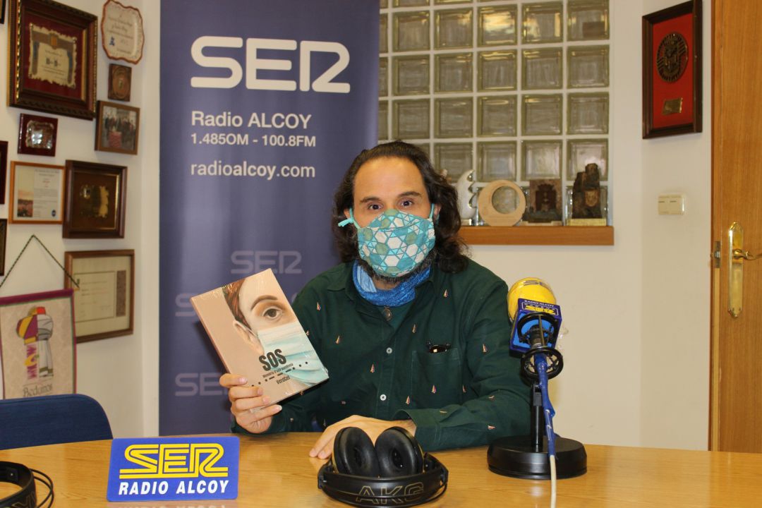 El cantautor alcoyano Alfons Om, de VerdCel, con el último trabajo 'SOS Memória d'una pandèmia'. El cantautor alcoyano Alfons Om, de VerdCel, con el último trabajo 'SOS Memória d'una pandèmia'.