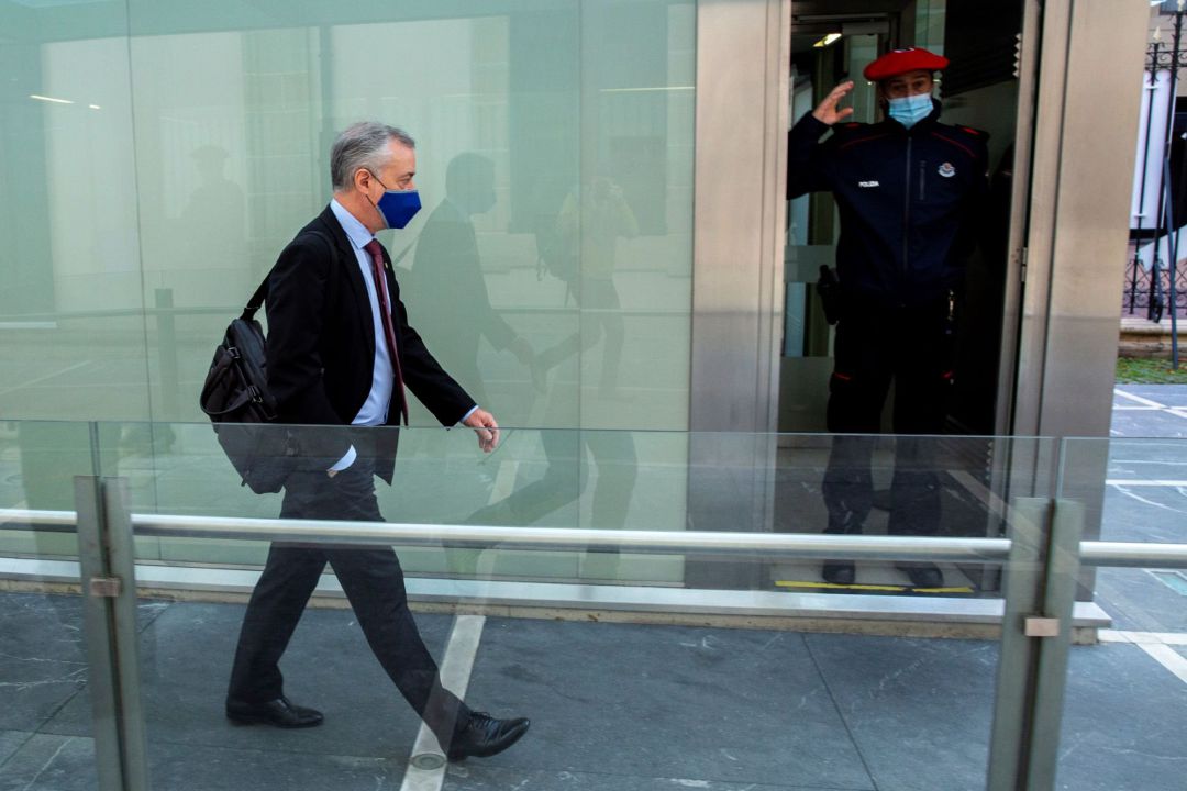 El lehendakari, Iñigo Urkullu, a su llegada a la sede del Parlamento Vasco en Vitoria para participar en el pleno que debate este jueves, entre otros asuntos, una iniciativa promovida por EH Bildu sobre la situación de la atención primaria de Osakidetza. El lehendakari, Iñigo Urkullu, a su llegada a la sede del Parlamento Vasco en Vitoria para participar en el pleno que debate este jueves, entre otros asuntos, una iniciativa promovida por EH Bildu sobre la situación de la atención primaria de Osakidetza.
