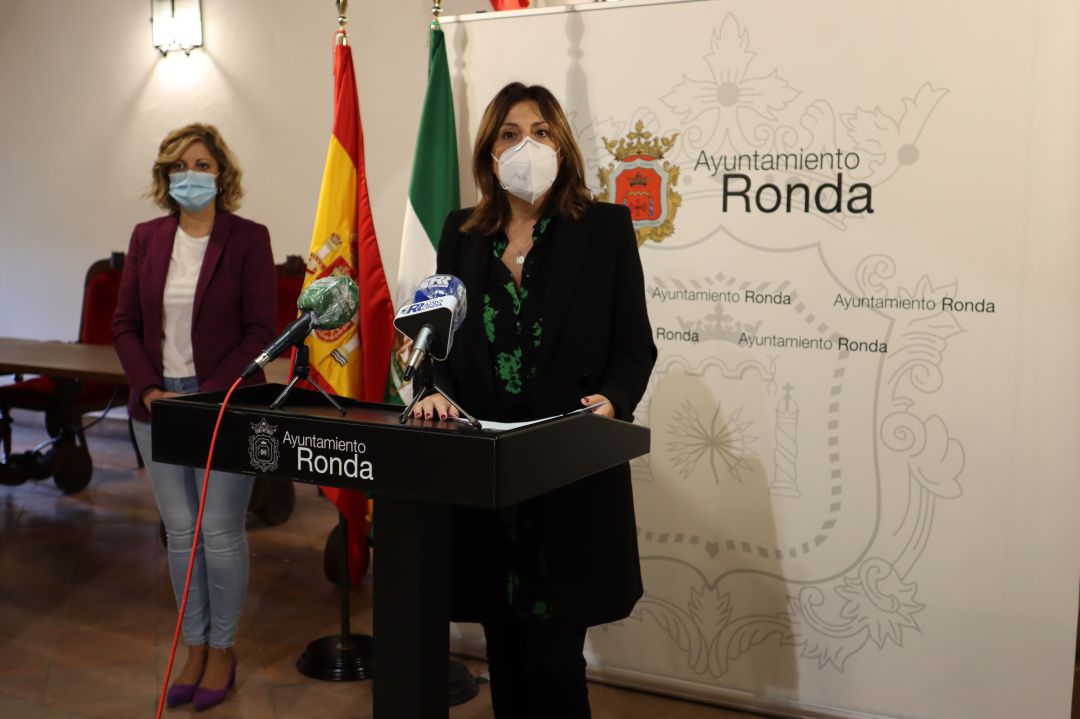 La alcaldesa, Mª Paz Fernández, en una comparecencia donde ha estado acompañada de la delegada municipal de Economía, Mª Carmen Martínez La alcaldesa, Mª Paz Fernández, en una comparecencia donde ha estado acompañada de la delegada municipal de Economía, Mª Carmen Martínez