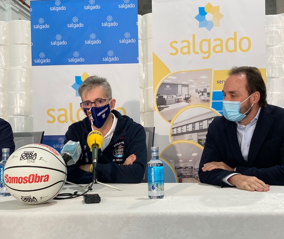 Moncho Fernández y Ramón Salgado, del patrocinador Limpiezas Salgado, en la rueda de prensa del técnico Moncho Fernández y Ramón Salgado, del patrocinador Limpiezas Salgado, en la rueda de prensa del técnico