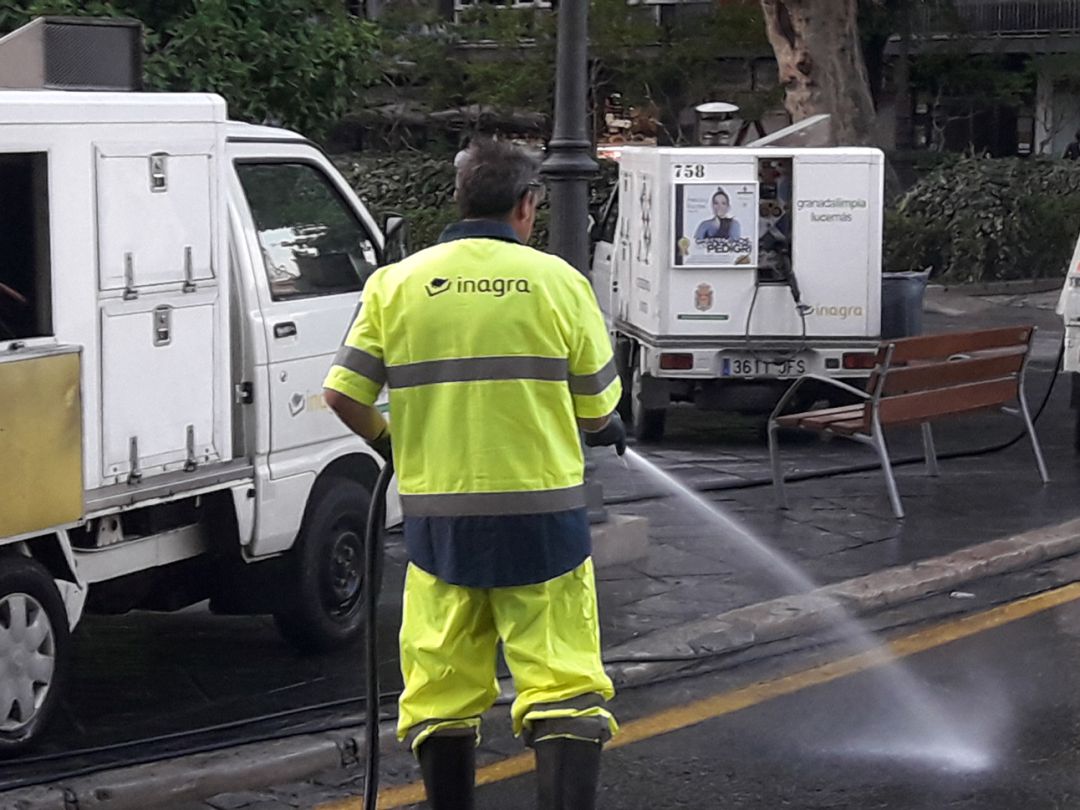 Un operario de la empresa INAGRA baldea una calle de Granada en tareas de limpieza urbana Un operario de la empresa INAGRA baldea una calle de Granada en tareas de limpieza urbana