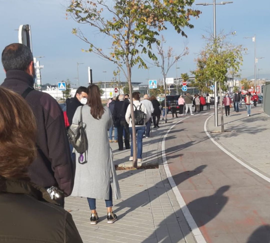 Una de las imágenes que se ha hecho viral esta semana en redes sociales en Granada de las colas generadas por el acceso a las consultas del Hospital Clínico San Cecilio Una de las imágenes que se ha hecho viral esta semana en redes sociales en Granada de las colas generadas por el acceso a las consultas del Hospital Clínico San Cecilio