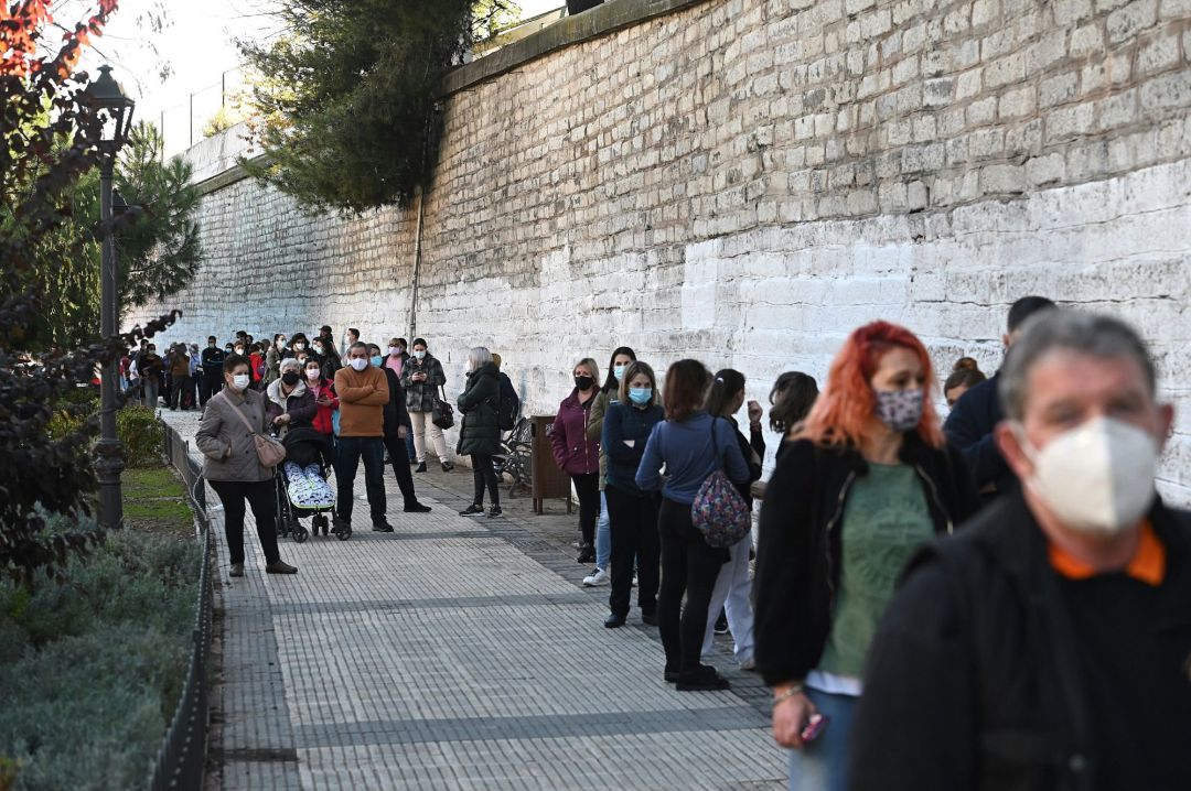 Varias personas esperan para realizarse un test serológico en Torrejón de Ardoz, Madrid Varias personas esperan para realizarse un test serológico en Torrejón de Ardoz, Madrid