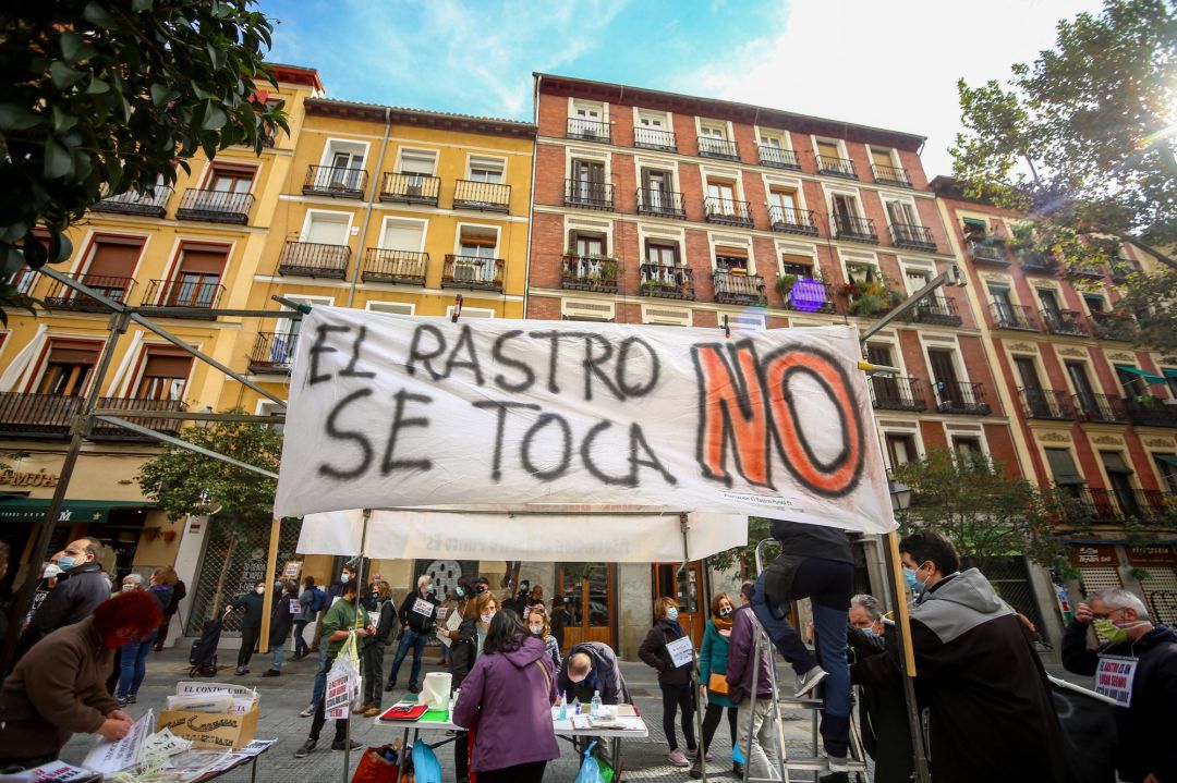 Varias personas sostienen un cartel en el que se lee "El Rastro no se toca" en una nueva manifestación de comerciantes. Varias personas sostienen un cartel en el que se lee "El Rastro no se toca" en una nueva manifestación de comerciantes.