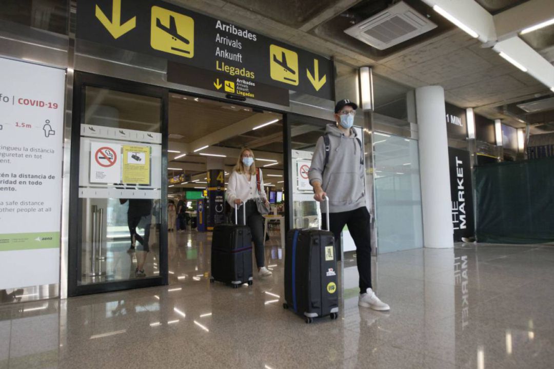 Viajeros procedentes de Alemania llegan al Aeropuerto de Palma de Mallorca Viajeros procedentes de Alemania llegan al Aeropuerto de Palma de Mallorca