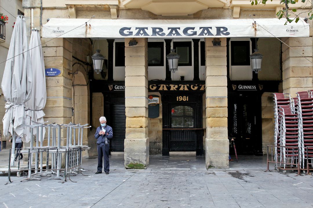 Un bar de San Sebastián, cerrado por las restricciones de la covid-19. Un bar de San Sebastián, cerrado por las restricciones de la covid-19.
