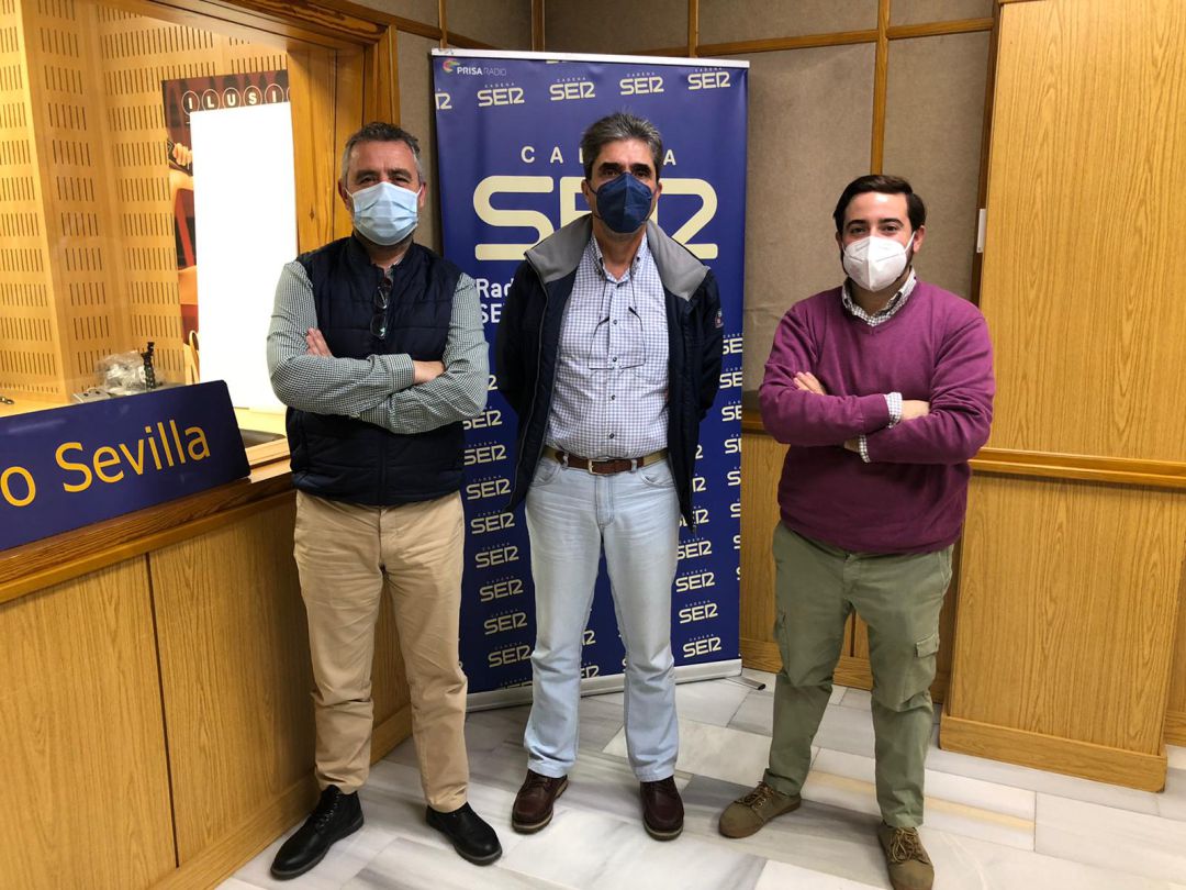 Emilio Muñoz, en el centro de la imagen, junto a Paco García y José Manuel Peña Emilio Muñoz, en el centro de la imagen, junto a Paco García y José Manuel Peña