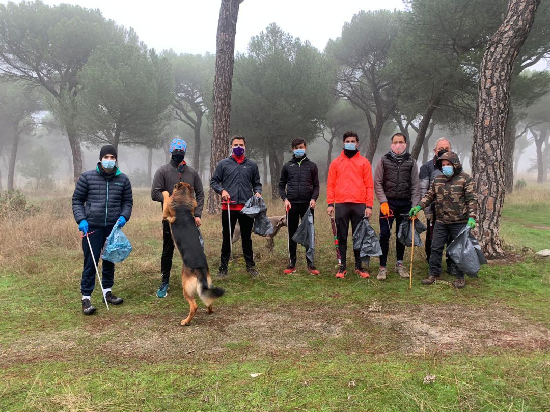 El colectivo 'Toreros y Amigos del Pinar de Antequera' participando en la recogida de basura de la iniciativa 'ConSERVa!' El colectivo 'Toreros y Amigos del Pinar de Antequera' participando en la recogida de basura de la iniciativa 'ConSERVa!'