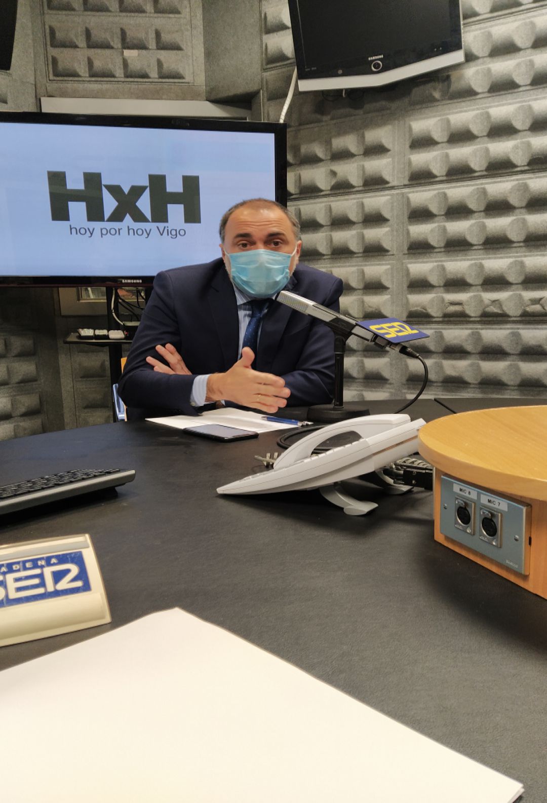 El conselleiro de Sanidade durante una visita a Radio Vigo El conselleiro de Sanidade durante una visita a Radio Vigo