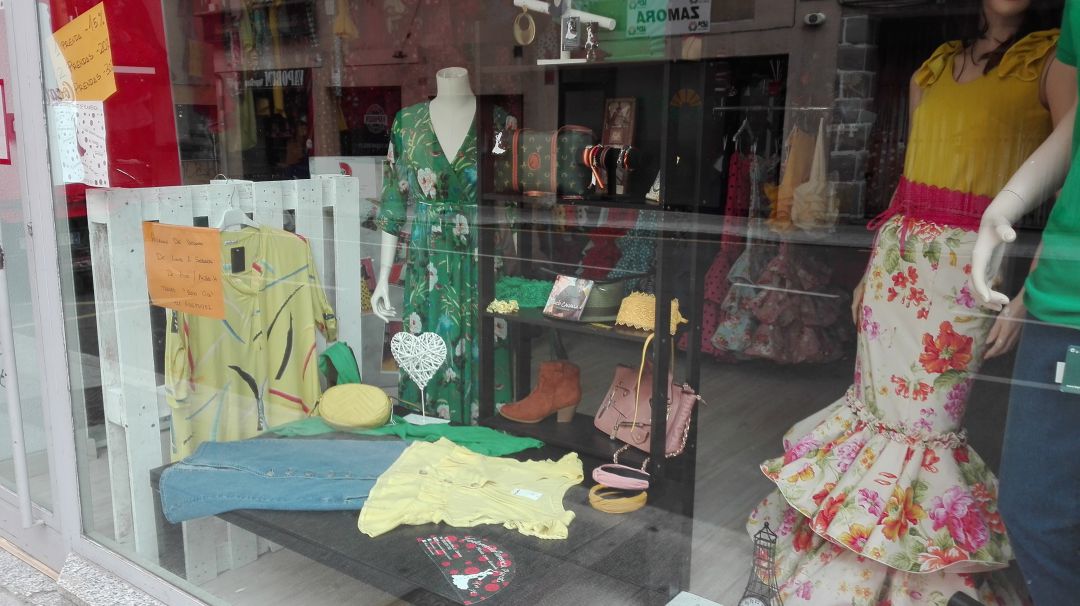 Escaparate de una tienda de ropa de la capital Escaparate de una tienda de ropa de la capital