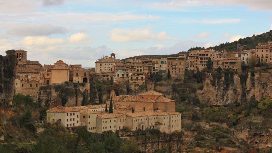 Vistas de la ciudad de Cuenca desde el sendero a la cueva de la Zarza. Vistas de la ciudad de Cuenca desde el sendero a la cueva de la Zarza.