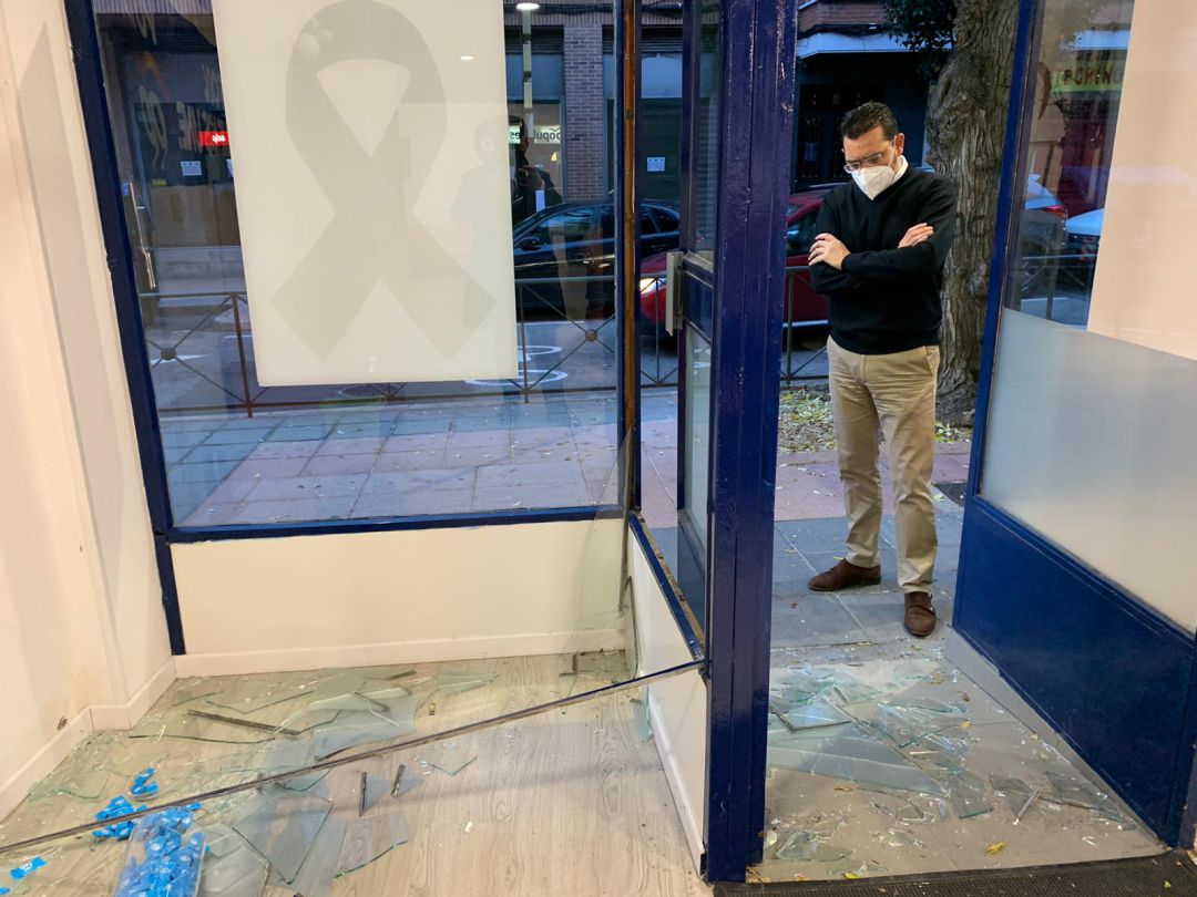 El portavoz del Partido Popular en Getafe, Carlos González Pereira, observa los destrozos causados en la sede local. El portavoz del Partido Popular en Getafe, Carlos González Pereira, observa los destrozos causados en la sede local.