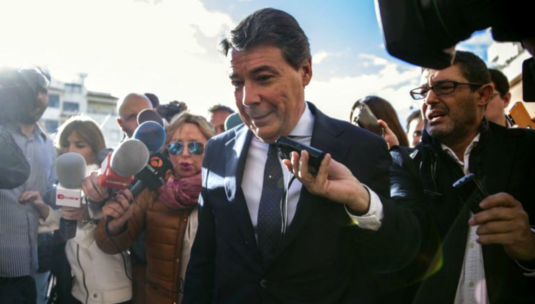 El expresidente de la Comunidad de Madrid, Ignacio González, es abordado por los periodistas a su llegada al Juzgado de Instrucción número 5 de Estepona El expresidente de la Comunidad de Madrid, Ignacio González, es abordado por los periodistas a su llegada al Juzgado de Instrucción número 5 de Estepona