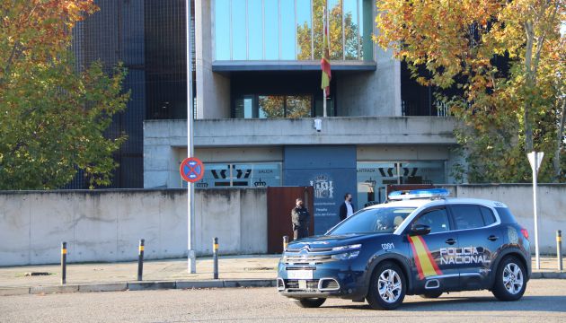pla obert amb cotxe de policia de l'Audiència Nacional a San Fernando de Henares pla obert amb cotxe de policia de l'Audiència Nacional a San Fernando de Henares