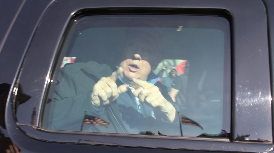 Donald Trump aparece por sorpresa en la manifestación de Washington bajo el lema 'Hagamos América grande de nuevo (Make America Great Again)". Donald Trump aparece por sorpresa en la manifestación de Washington bajo el lema 'Hagamos América grande de nuevo (Make America Great Again)".