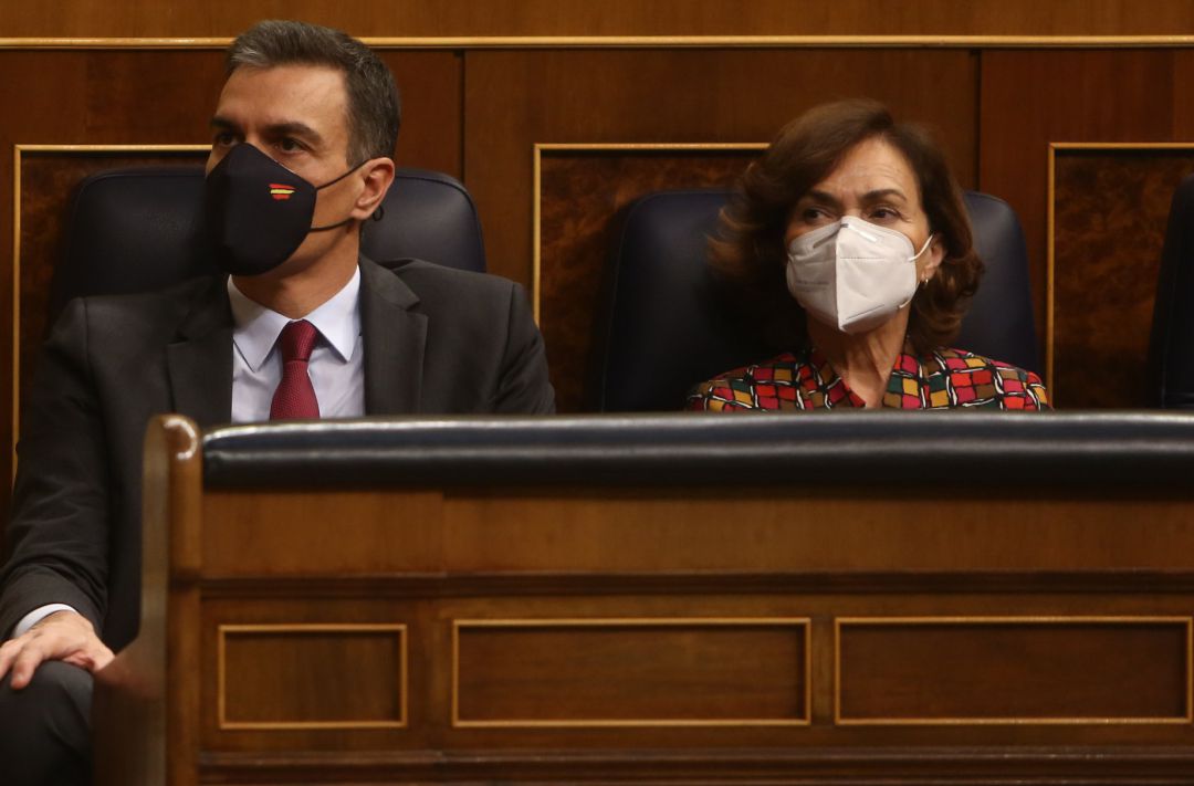 El presidente del Gobierno, Pedro Sánchez, y la vicepresidenta primera y ministra de la Presidencia, Carmen Calvo. El presidente del Gobierno, Pedro Sánchez, y la vicepresidenta primera y ministra de la Presidencia, Carmen Calvo.