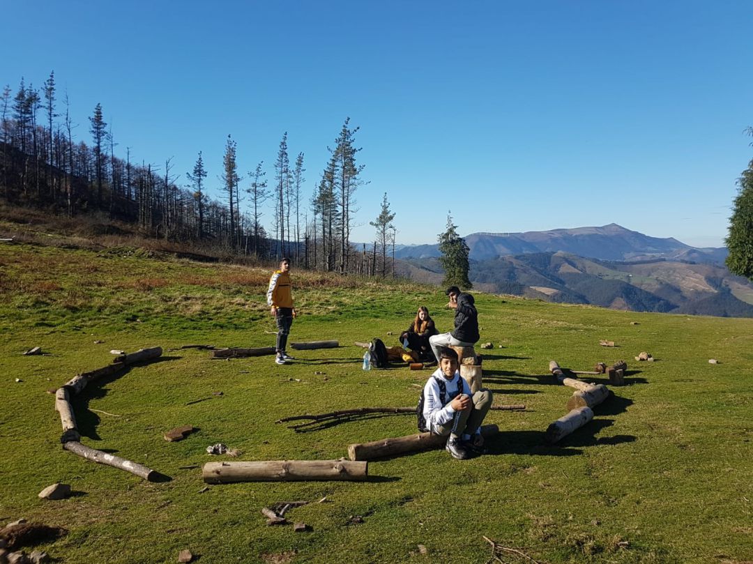 Los cuatro jóvenes alumnos del Instituto Municipal de Formación Profesional Básica de Eibar, en un alto de su excursión para tomar el 'hamarretako' Los cuatro jóvenes alumnos del Instituto Municipal de Formación Profesional Básica de Eibar, en un alto de su excursión para tomar el 'hamarretako'