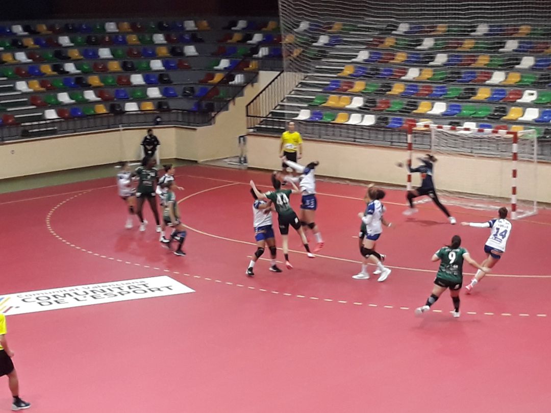 La capitana del Elche Ana Martínez lanza a portería La capitana del Elche Ana Martínez lanza a portería