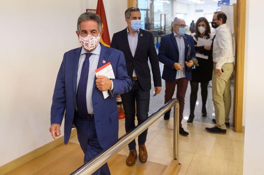 El presidente de Cantabria, Miguel Ángel Revilla (i) junto al vicepresidente, Pablo Zuloaga (2i) y el consejero de Sanidad, Miguel Rodríguez (3i) durante la rueda de prensa de este jueves en Santander en la que han anunciado que Cantabria adelante el toque de queda a las 10 de la noche a partir del sábado.
El presidente de Cantabria, Miguel Ángel Revilla (i) junto al vicepresidente, Pablo Zuloaga (2i) y el consejero de Sanidad, Miguel Rodríguez (3i) durante la rueda de prensa de este jueves en Santander en la que han anunciado que Cantabria adelante el toque de queda a las 10 de la noche a partir del sábado.