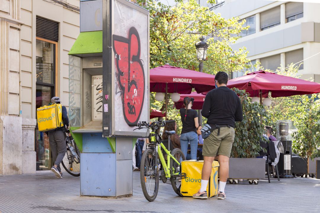 Un repartidor de comida a domicilio de una gran empresa espera a las puertas de un restaurante a recibir un pedido en València. Un repartidor de comida a domicilio de una gran empresa espera a las puertas de un restaurante a recibir un pedido en València.