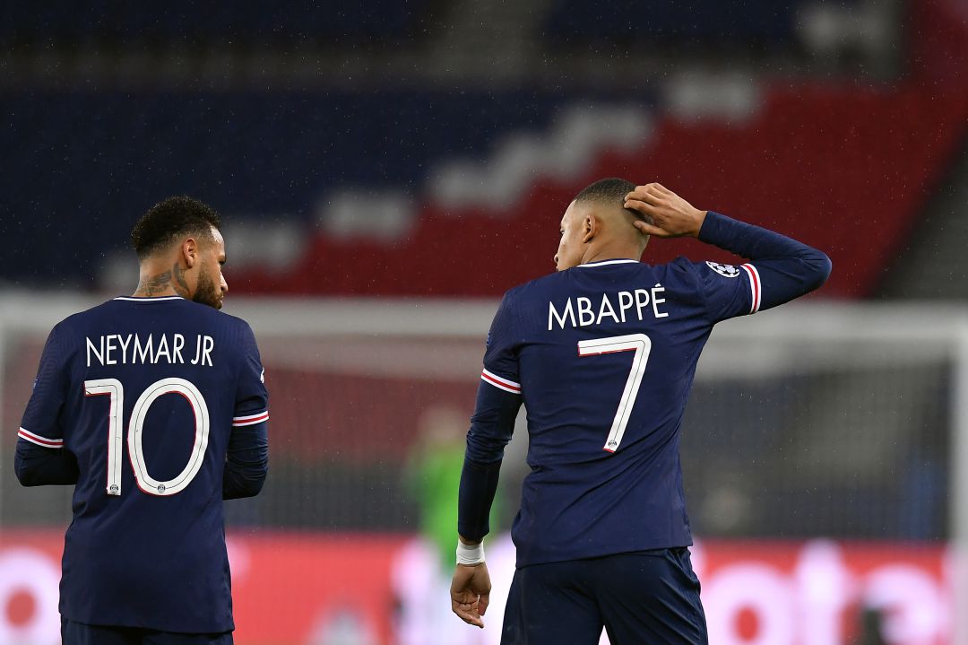 Neymar y Kylian Mbappe durante un partido entre el PSG y el Manchester United. Neymar y Kylian Mbappe durante un partido entre el PSG y el Manchester United.