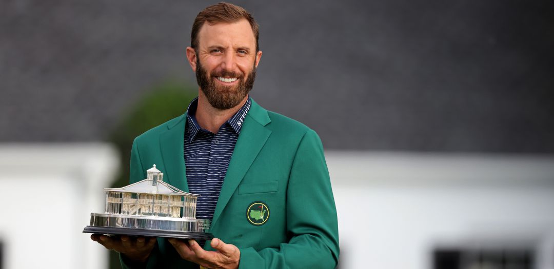 Dustin Johnson posa con el trofeo y la chaqueta que le acreditan como ganador del torneo Dustin Johnson posa con el trofeo y la chaqueta que le acreditan como ganador del torneo
