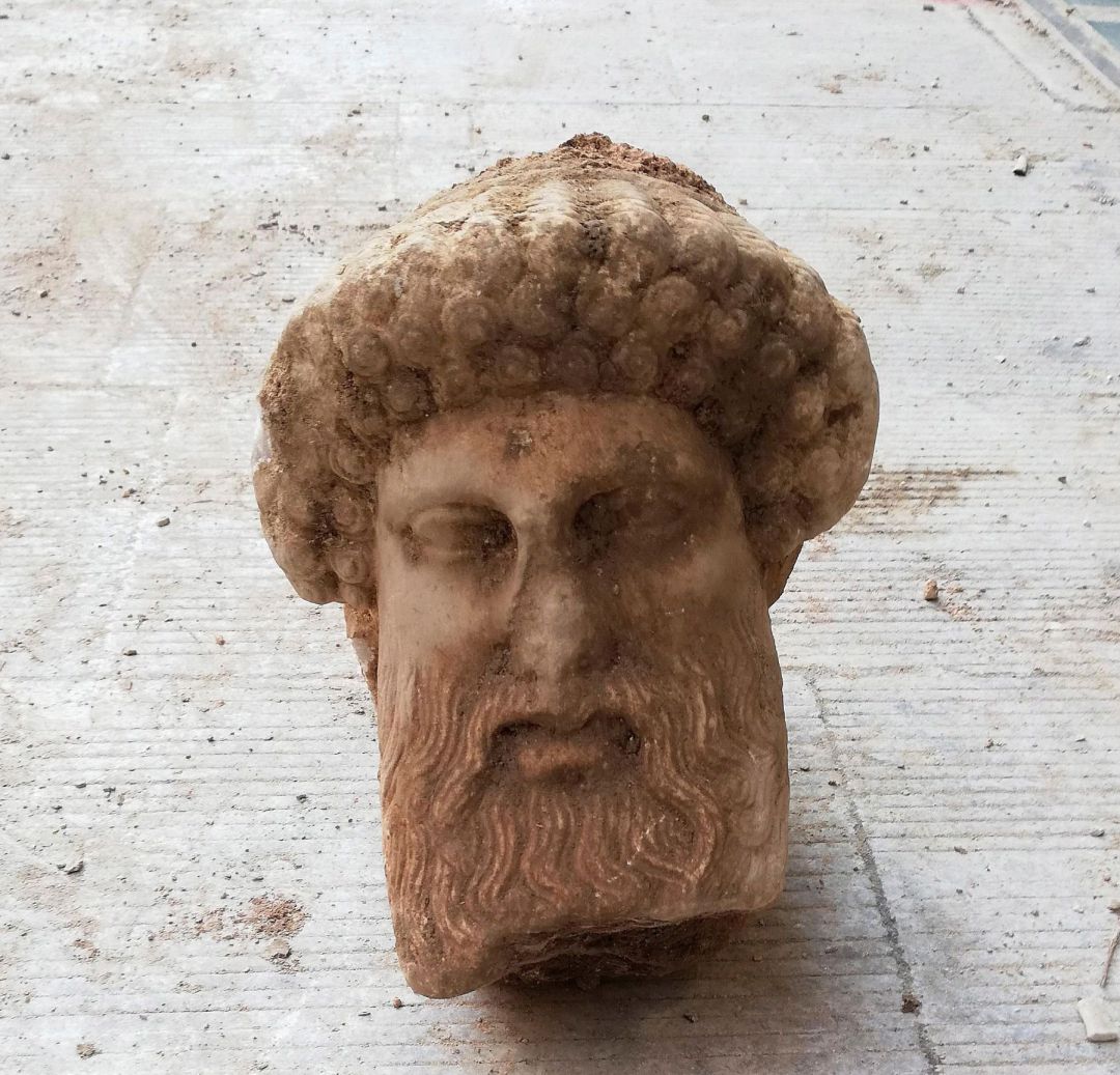 La cabeza del dios Hermes, encontrada en pleno centro de Atenas. La cabeza del dios Hermes, encontrada en pleno centro de Atenas.