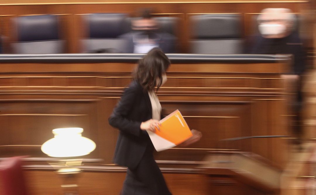 La presidenta de Ciudadanos, Inés Arrimadas, camina tras su intervención en el Congreso de los Diputados La presidenta de Ciudadanos, Inés Arrimadas, camina tras su intervención en el Congreso de los Diputados