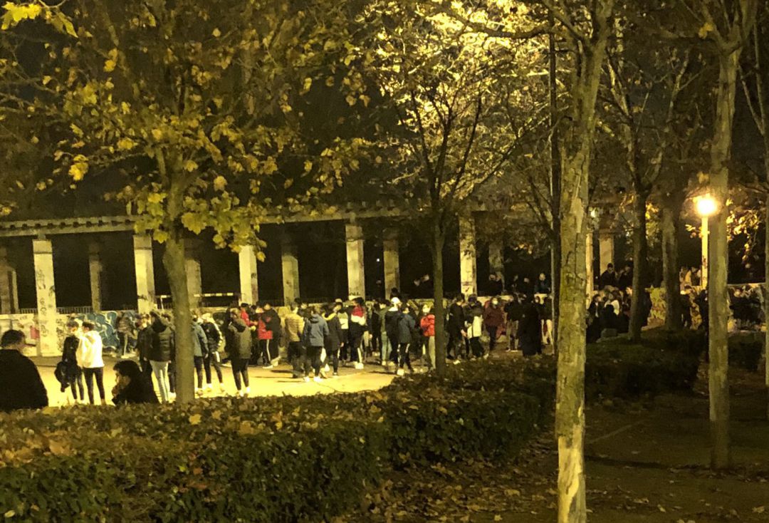 Imagen del botellón celebrado en el barrio de vallisoletano de Parquesol. Imagen del botellón celebrado en el barrio de vallisoletano de Parquesol.