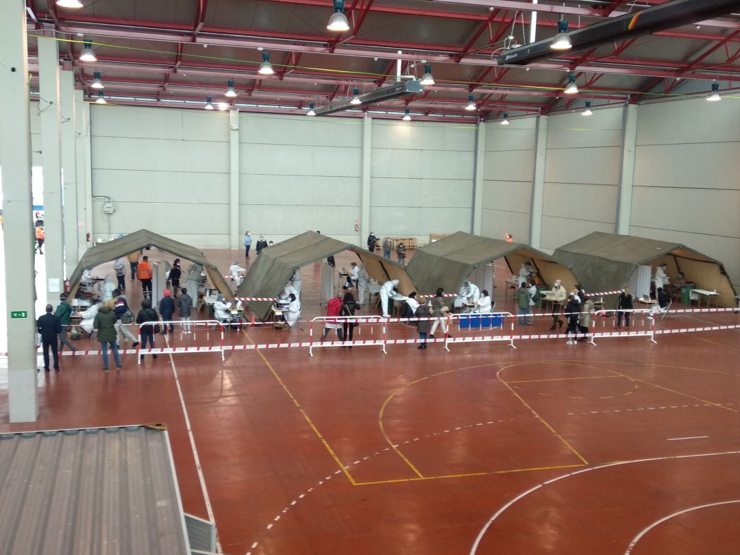 Las pruebaspara el cribado masivo con test de antígenos en Aranda se han realizado por 16 equipos sanitarios-administrativos en siete carpas montadas por el ejército en el interior del recinto ferial Las pruebaspara el cribado masivo con test de antígenos en Aranda se han realizado por 16 equipos sanitarios-administrativos en siete carpas montadas por el ejército en el interior del recinto ferial
