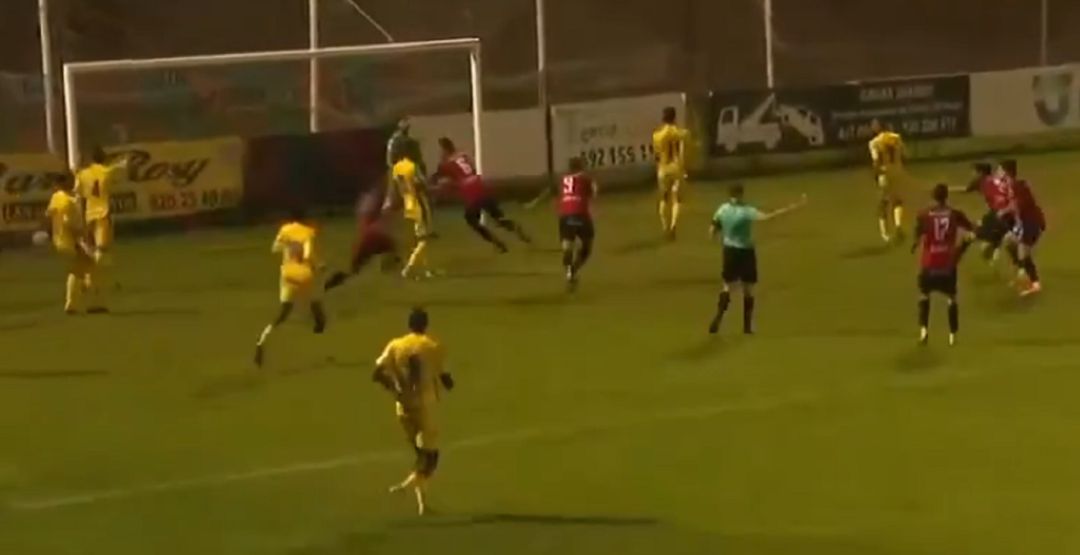 Momento en el que Carlos Pascual logra el 1-1 en el minuto 96 con el que priva a la Arandina del triunfo. Momento en el que Carlos Pascual logra el 1-1 en el minuto 96 con el que priva a la Arandina del triunfo.