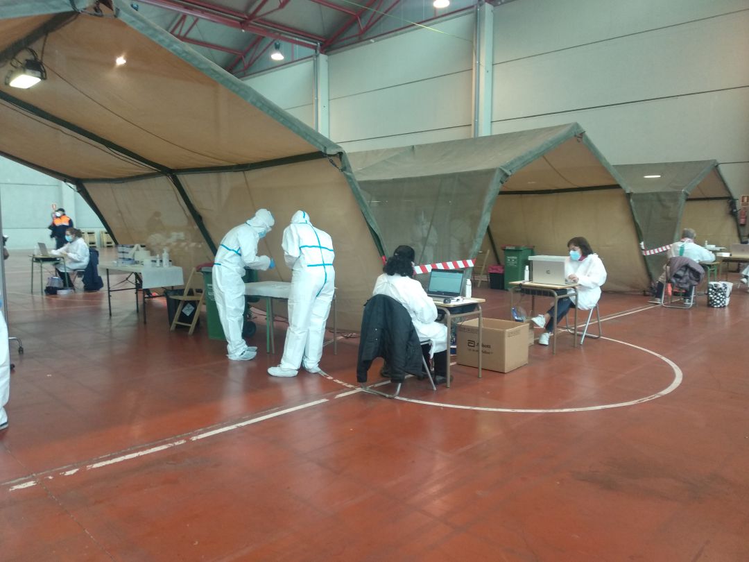 Los equipos sanitarios y administrativos han trabajado sin descanso este fin de semana en las carpas montadas por el ejército en el interior del recinto ferial Los equipos sanitarios y administrativos han trabajado sin descanso este fin de semana en las carpas montadas por el ejército en el interior del recinto ferial