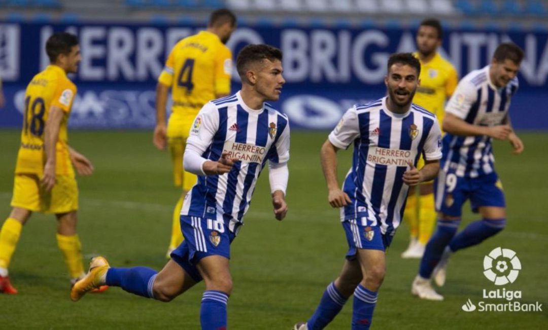 Primer empate de la Ponferradina en la presente temporada , el conjunto berciano mereció la victoria ya que en hasta tres veces estrelló el balón en el palo. Primer empate de la Ponferradina en la presente temporada , el conjunto berciano mereció la victoria ya que en hasta tres veces estrelló el balón en el palo.