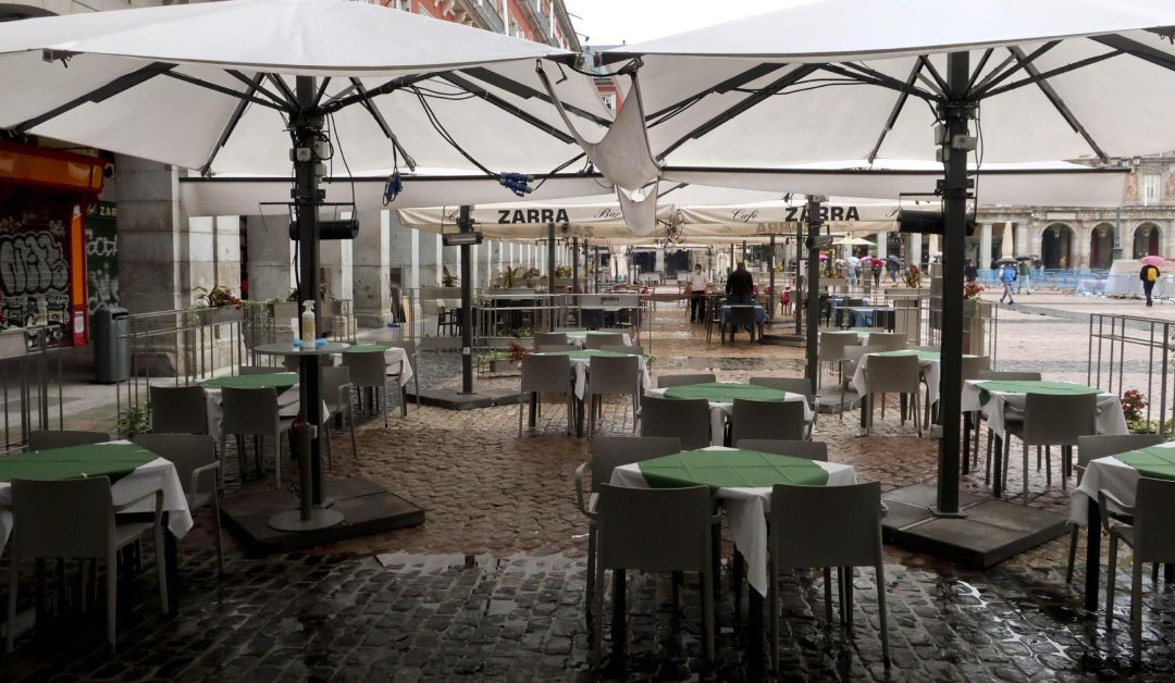 Terrazas de los bares y restaurantes de la Plaza Mayor sin público este sábado, día en el que se ha comenzado a instalar el tradicional mercadillo navideño. Terrazas de los bares y restaurantes de la Plaza Mayor sin público este sábado, día en el que se ha comenzado a instalar el tradicional mercadillo navideño.