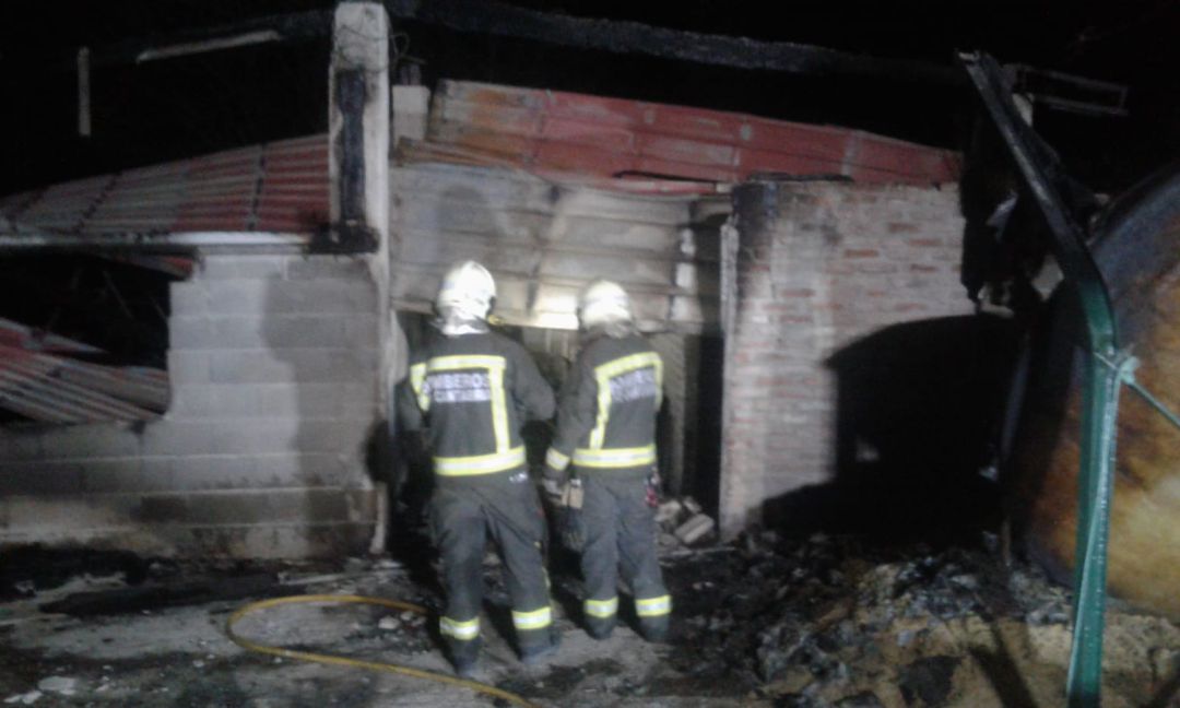 Incendio en una nave avícola en La Cavada Incendio en una nave avícola en La Cavada