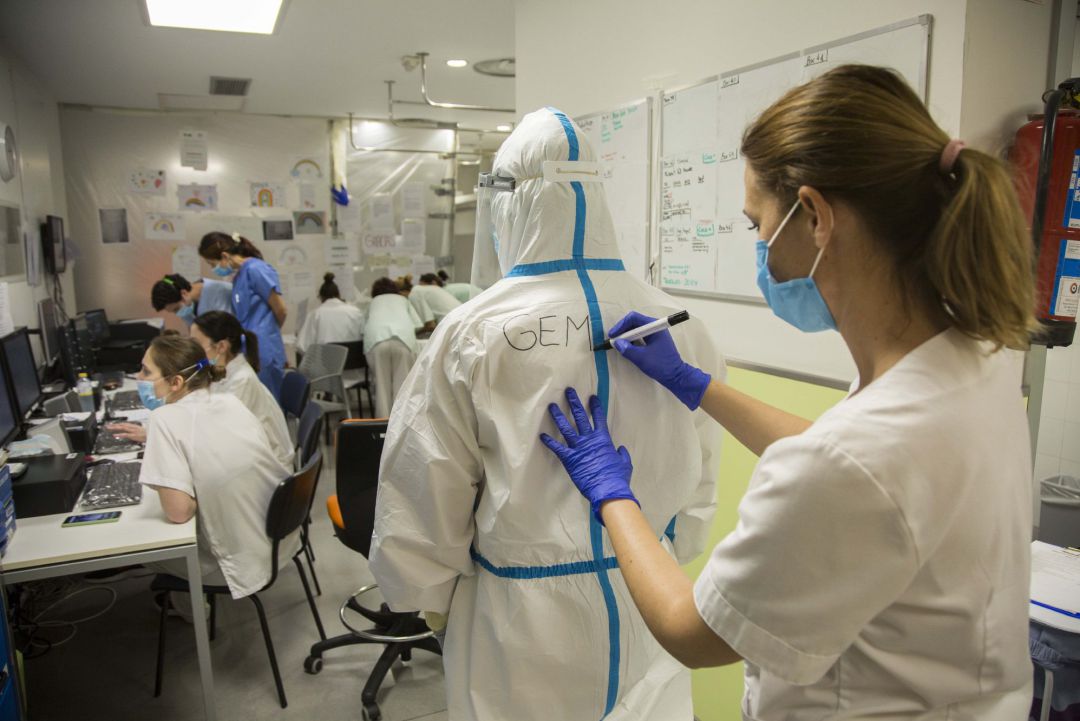 Colocación de EPIs en la UCI de Valdecilla Colocación de EPIs en la UCI de Valdecilla