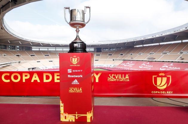 Vista del trofeo durante el sorteo la primera eliminatoria de la Copa del Rey 2020-21, este lunes en el estadio de la Cartuja Vista del trofeo durante el sorteo la primera eliminatoria de la Copa del Rey 2020-21, este lunes en el estadio de la Cartuja
