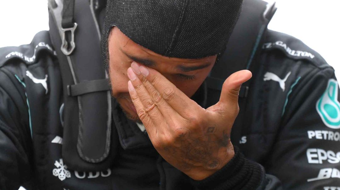 Hamilton celebra emocionado su séptimo título mundial de la Fórmula 1. Hamilton celebra emocionado su séptimo título mundial de la Fórmula 1.