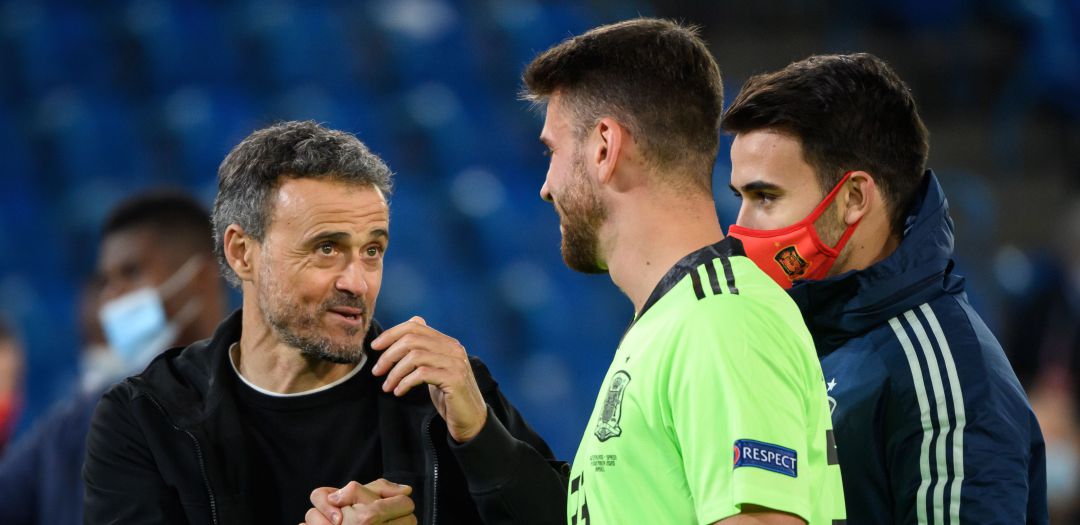 Luis Enrique felicita a Unai Simón tras su partido ante Suiza Luis Enrique felicita a Unai Simón tras su partido ante Suiza