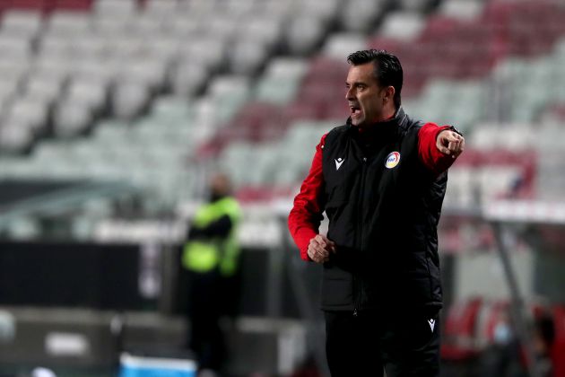 Koldo Álvarez dirigiendo a Andorra desde el área técnica Koldo Álvarez dirigiendo a Andorra desde el área técnica