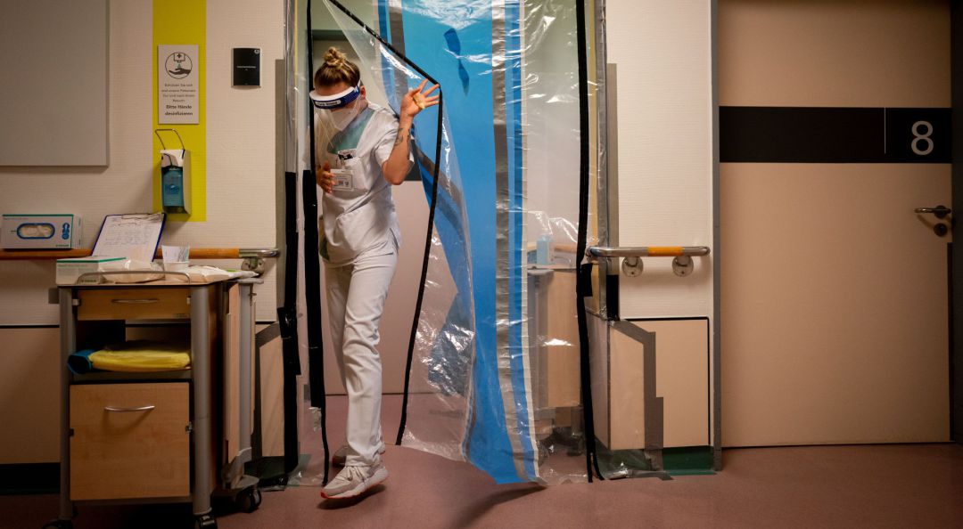 Una enfermera sale de una unidad de tratamiento de coronavirus del hospital Bethel de Berlín. Una enfermera sale de una unidad de tratamiento de coronavirus del hospital Bethel de Berlín.