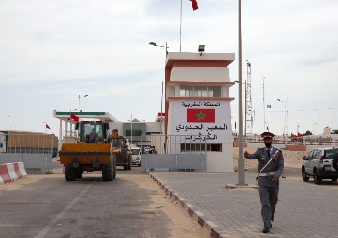 La frontera de Guerguerat, en el extremo sur del Sáhara Occidental, está abierta al tráfico después de que el ejército marroquí desalojara a manifestantes del Frente Polisario que la bloqueaban. La frontera de Guerguerat, en el extremo sur del Sáhara Occidental, está abierta al tráfico después de que el ejército marroquí desalojara a manifestantes del Frente Polisario que la bloqueaban.