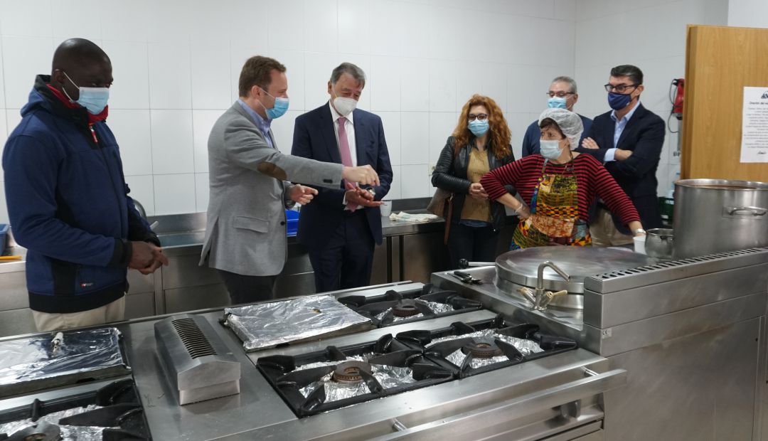 Acto de entrega de alimentos en el 'Cotolengo'. Acto de entrega de alimentos en el 'Cotolengo'.