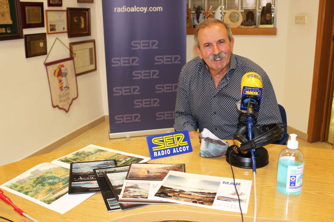 Luis Pardo, en el estudio de Radio Alcoy con catálogos de algunas de sus exposiciones más importantes Luis Pardo, en el estudio de Radio Alcoy con catálogos de algunas de sus exposiciones más importantes