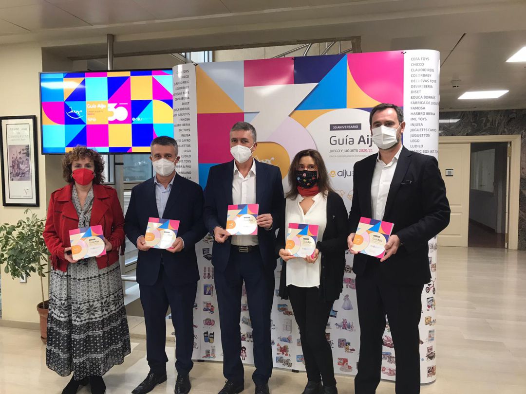 De izquierda a derecha: Julia Company, Manuel Aragonés (Director de AIJU), Rafel Climent (conseller de Economía Sostenible), María Costa, José Antonio Pastor (presidente de AEFJ). De izquierda a derecha: Julia Company, Manuel Aragonés (Director de AIJU), Rafel Climent (conseller de Economía Sostenible), María Costa, José Antonio Pastor (presidente de AEFJ).